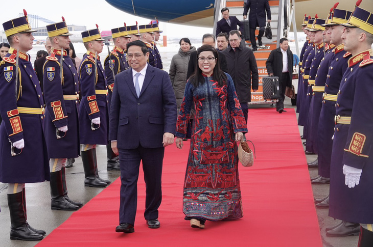 Lễ đón Thủ tướng Phạm Minh Chính và phu nhân tại sân bay ở thủ đô Bucharest, Romania chiều 20-1 giờ địa phương - Ảnh: QUỲNH TRUNG