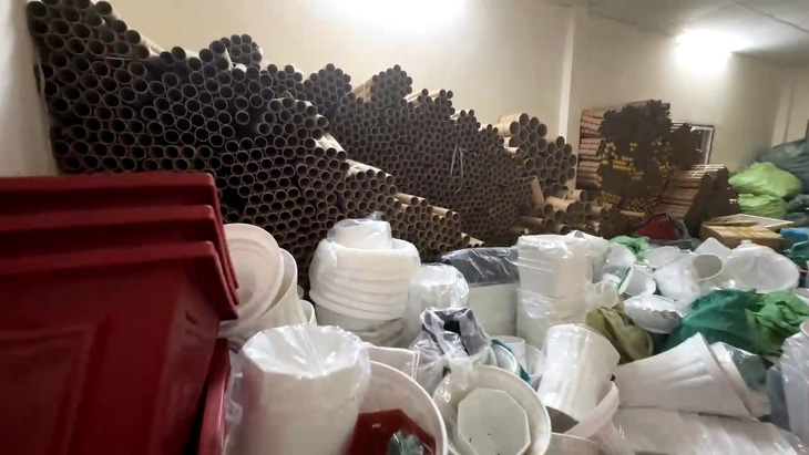 Nguyên liệu ống giấy tròn dùng để sản xuất pháo lậu - Ảnh: Công an cung cấp