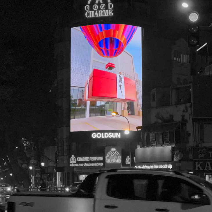 Nike thả khinh khí cầu ‘ảo’ bay quanh Hà Nội nhân dịp khai trương cửa hàng- Ảnh 2.