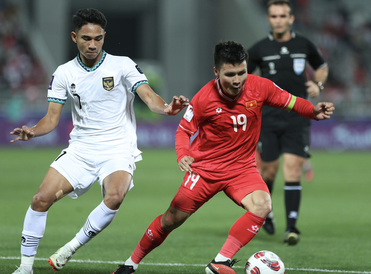 Quang Hải (phải) ở trận thua Indonesia 0-1 ở Asian Cup 2023 - Ảnh: HOÀNG TUẤN