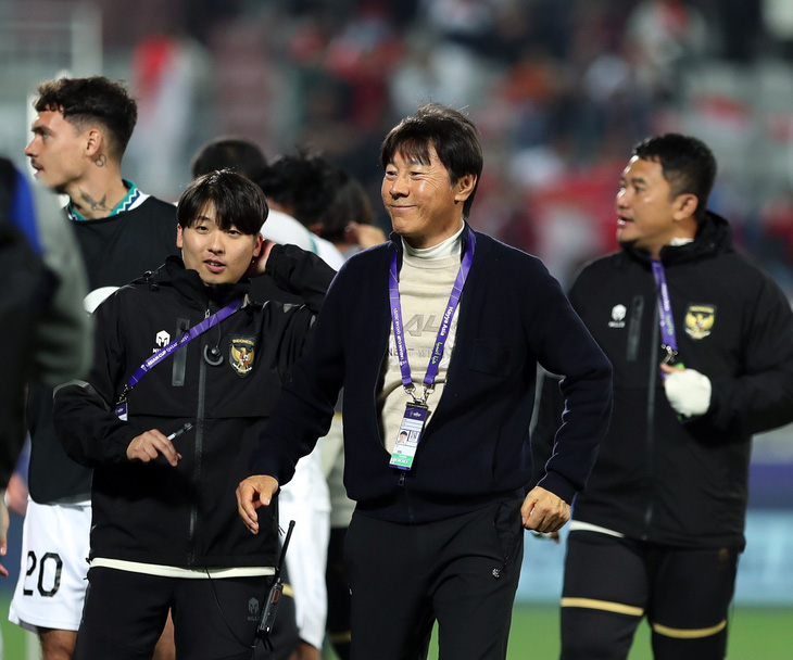 HLV Shin Tae Young vui mừng sau trận thắng 1-0 trước Việt Nam - Ảnh: HOÀNG TUẤN