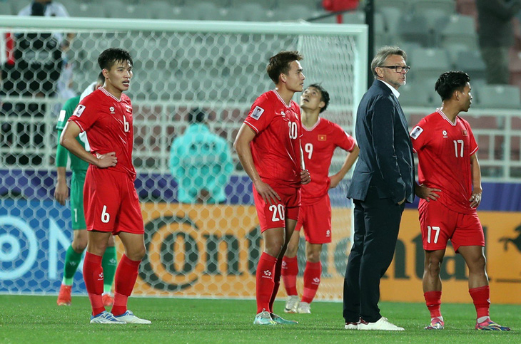 Thanh Bình (6) thất vọng sau trận thua Indonesia - Ảnh: HOÀNG TUẤN