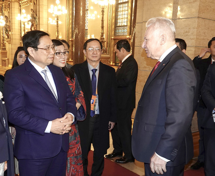 Phó chủ tịch Quốc hội Hungary Jakab István (phải) đón tiếp Thủ tướng Phạm Minh Chính và phu nhân thăm tòa nhà Quốc hội ở Budapest vào trưa 19-1 (giờ địa phương) - Ảnh: QUỲNH TRUNG