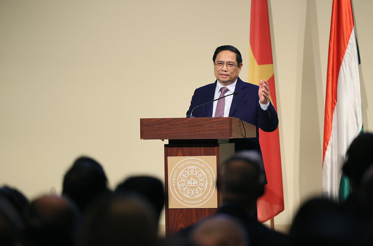 Thủ tướng Phạm Minh Chính phát biểu tại Đại học Hành chính công quốc gia Hungary - Ảnh: NHẬT BẮC