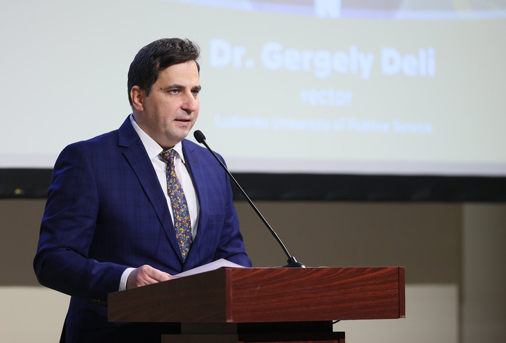 Tiến sĩ Gergely Deli, hiệu trưởng Đại học Hành chính công quốc gia Hungary, phát biểu tại sự kiện - Ảnh: NHẬT BẮC