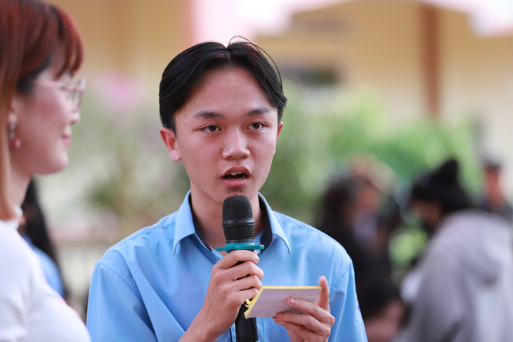 Bạn Võ Văn Đan, Trường THPT Võ Văn Kiệt (huyện Ea H’Leo, tỉnh Đắk Lắk), đặt câu hỏi về xu hướng hiện tại của AI - Ảnh: THẾ THẾ