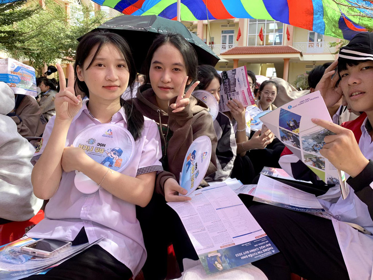 Học sinh tham dự chương trình tư vấn tuyển sinh - hướng nghiệp tại Trường THPT Võ Văn Kiệt (huyện Ea H'Leo, tỉnh Đắk Lắk) chiều 20-1 - Ảnh: TRẦN HUỲNH