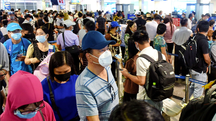 Hành khách chờ làm thủ tục soi chiếu an ninh tại nhà ga quốc nội Tân Sơn Nhất dịp 30-4-2021 - Ảnh: DUYÊN PHAN