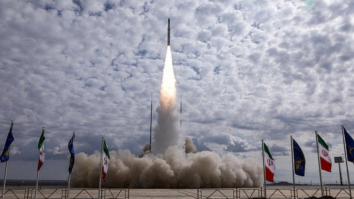 Tên lửa Qaem-100 đưa vệ tinh Sorayya của Iran vào quỹ đạo - Ảnh: @IranObserver/X (Twitter)