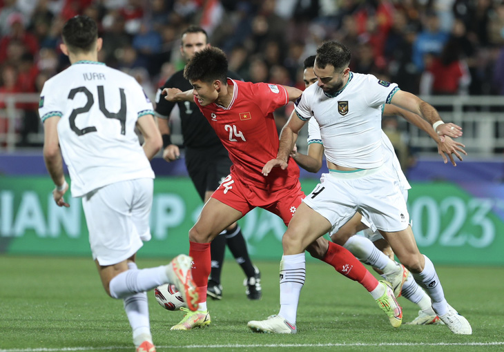 Tuyển Indonesia (áo trắng) được khen ngợi sau chiến thắng trước Việt Nam ở Asian Cup 2023 - Ảnh: HOÀNG TUẤN