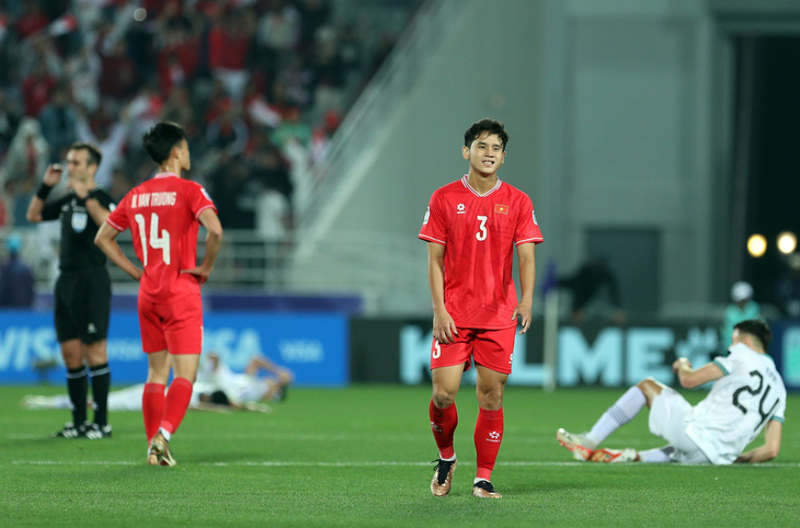 Cầu thủ Việt Nam tiếc nuối sau trận thua Indonesia - Ảnh: HOÀNG TUẤN