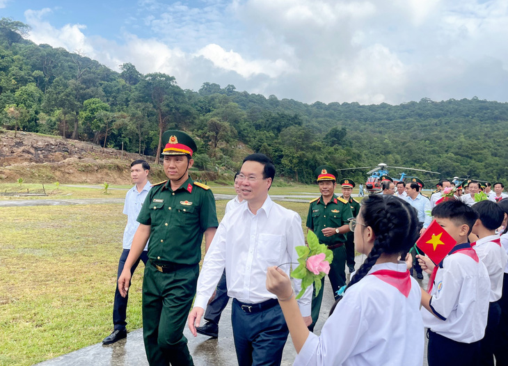 Chủ tịch nước Võ Văn Thưởng đến thăm và tặng quà Tết cho chiến sĩ và người dân ở xã đảo Thổ Châu (TP Phú Quốc, Kiên Giang) - ẢNH: HOÀNG DUNG
