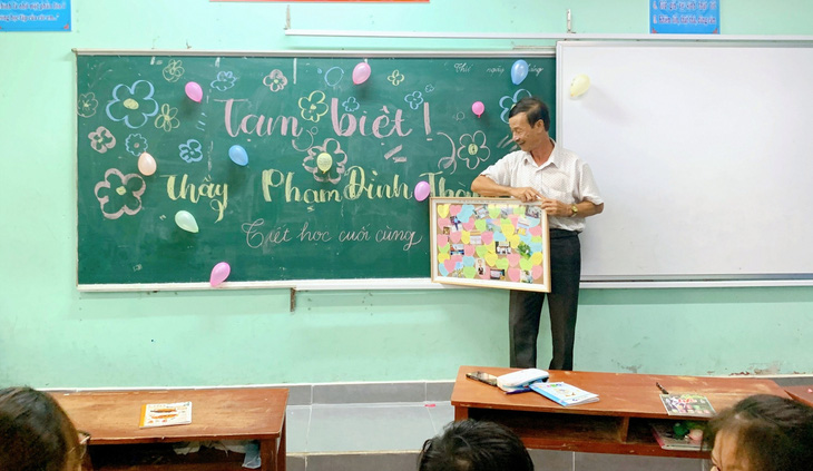Tình cảm yêu quý của học trò dành cho thầy Phạm Đình Thành ngày về hưu - Ảnh: NVCC