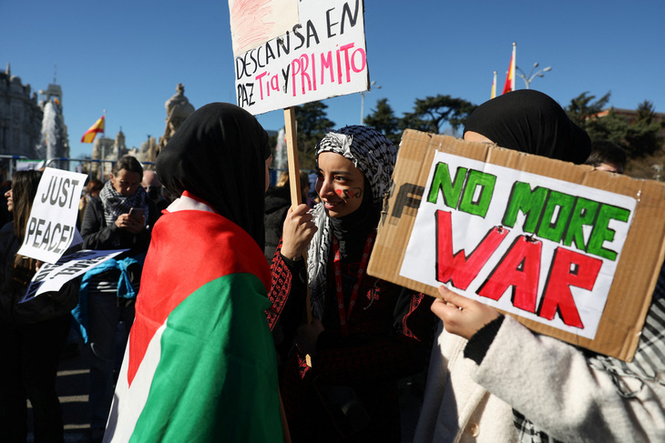 Những người biểu tình tại Madrid, Tây Ban Nha ngày 20-1 yêu cầu ngừng bắn ở Dải Gaza - Ảnh: REUTERS