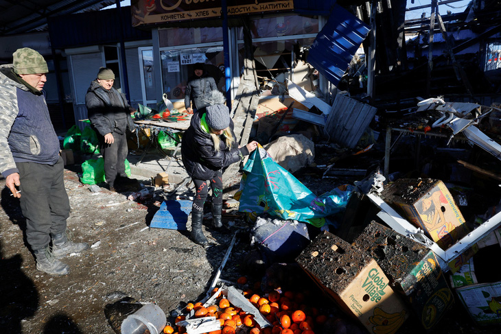 Khung cảnh tại khu chợ ở Donetsk sau khi chính quyền do Nga bổ nhiệm tố cáo Kiev tấn công khiến 25 người chết trong ngày 21-1 - Ảnh: REUTERS