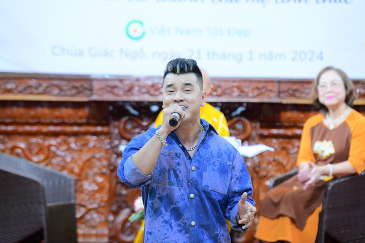 Ca sĩ Ưng Hoàng Phúc hát ca khúc về gia đình tặng phật tử - Ảnh: BTC