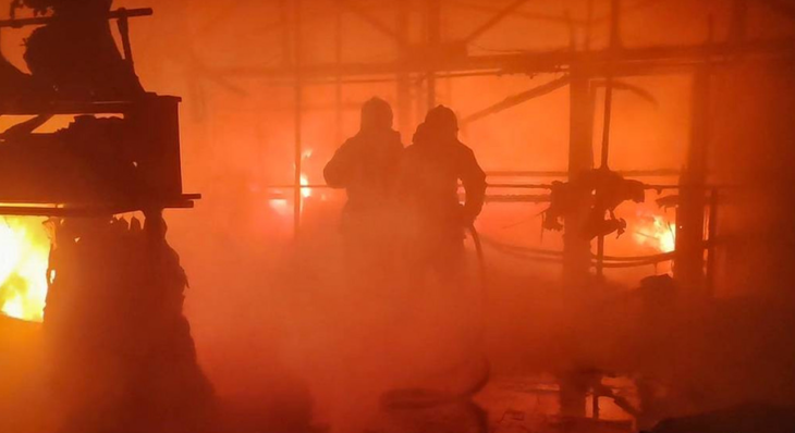 Lực lượng cứu hỏa nỗ lực dập lửa - Ảnh: APA