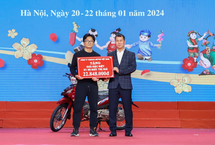 Chủ nhân của giải đặc biệt (bên trái) trong chợ Tết công đoàn 2024 tổ chức tại Hà Nội - Ảnh: HÀ QUÂN