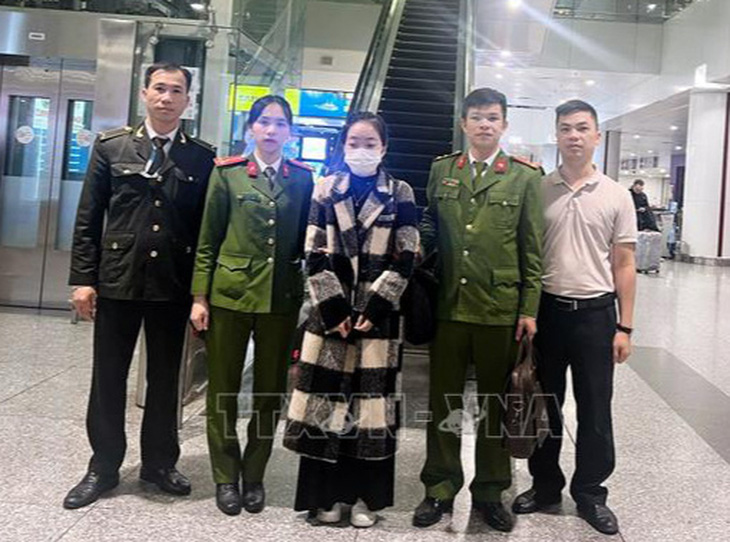 Lê Thị Diễm My (giữa) bị bắt giữ tại sân bay Nội Bài (Hà Nội) - Ảnh: TTXVN