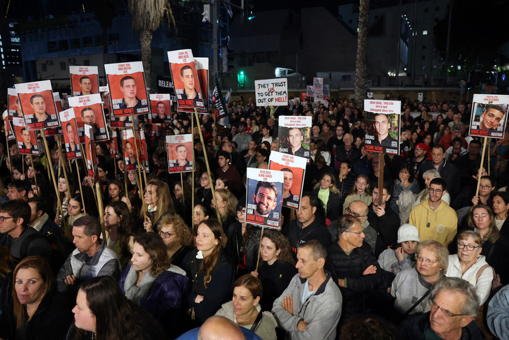 Người thân của con tin và người ủng hộ ở Tel Aviv biểu tình phản đối chính phủ của Thủ tướng Benjamin Netanyahu, ngày 20-1 - Ảnh: AFP