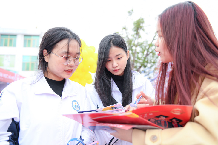 Các bạn học sinh tìm hiểu thông tin tuyển sinh tại chương trình tư vấn tuyển sinh hướng nghiệp ở Thái Bình - Ảnh: NAM TRẦN