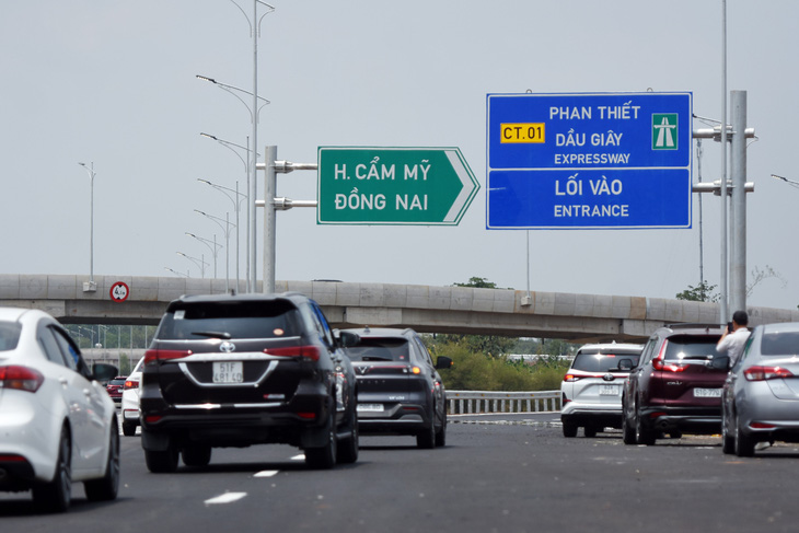 Còn khoảng 9km đường dẫn cầu vượt và đường gom dân sinh trên tuyến cao tốc Phan Thiết - Dầu Giây, đoạn qua huyện Cẩm Mỹ, tỉnh Đồng Nai chưa làm xong - Ảnh: A LỘC