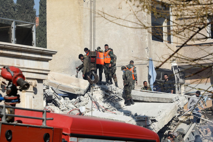Công tác cứu hộ tại tòa nhà bị Israel nhắm mục tiêu ở thủ đô Damascus của Syria diễn ra trong suốt ngày 20-1 - Ảnh: AFP