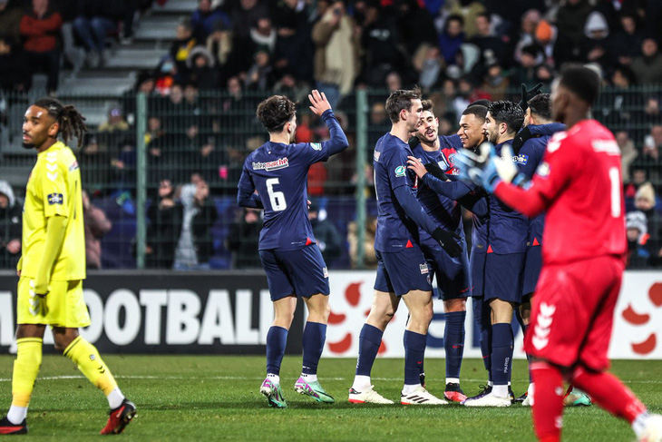 Mbappe và các cầu thủ PSG ăn mừng chiến thắng - Ảnh: AFP