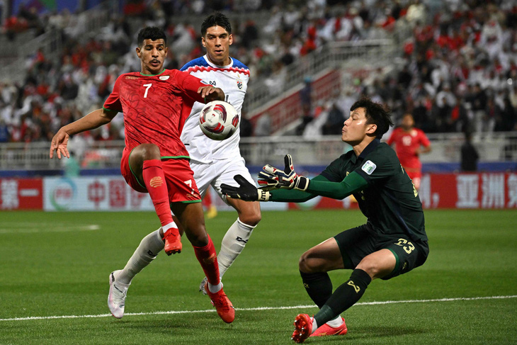 Tiền đạo Issam Al Sabhi (áo đỏ) với pha dứt điểm bị thủ môn Patiwat Khammai (Thái Lan) cản phá - Ảnh: AFC