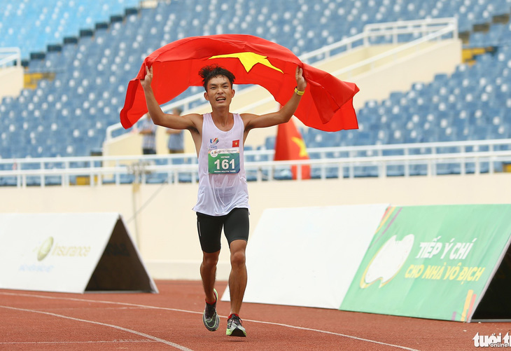 Hoàng Nguyên Thanh phá kỷ lục quốc gia tồn tại suốt 21 năm nội dung chạy marathon - Ảnh: HOÀNG TÙNG