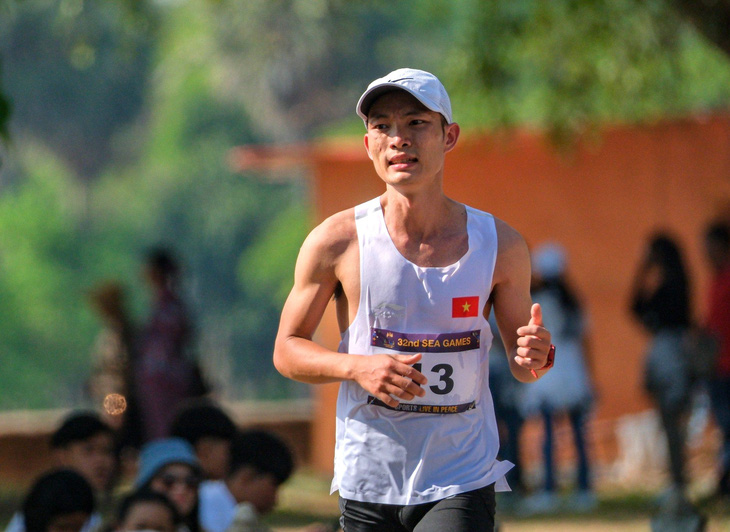 Hoàng Nguyên Thanh trên đường chạy marathon tại SEA Games 32 - Ảnh: NAM TRẦN