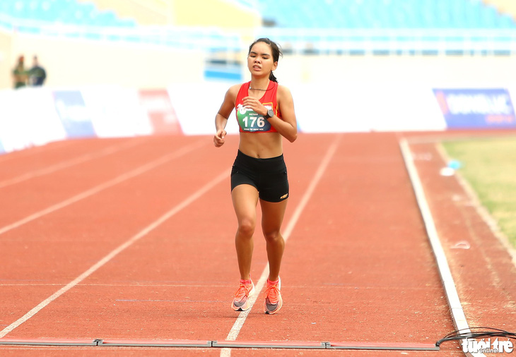 Hoàng Thị Ngọc Hoa phá kỷ lục marathon quốc gia nữ tại Giải marathon vô địch châu Á 2024 tại Hong Kong sáng 21-1 - Ảnh: HOÀNG TÙNG