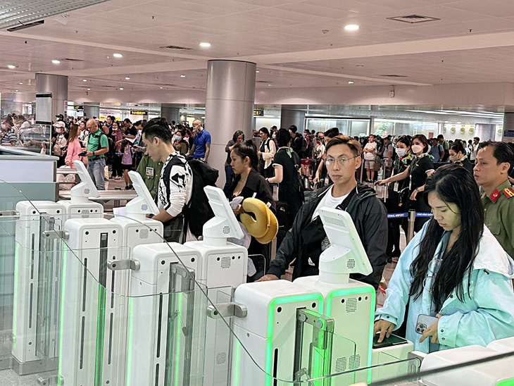 Người dân dùng hệ thống nhập cảnh tự động ở sân bay Tân Sơn Nhất - Ảnh: CÔNG TRUNG