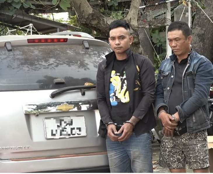 Nhóm người buôn bán pháo lậu bị bắt - Ảnh: Công an cung cấp