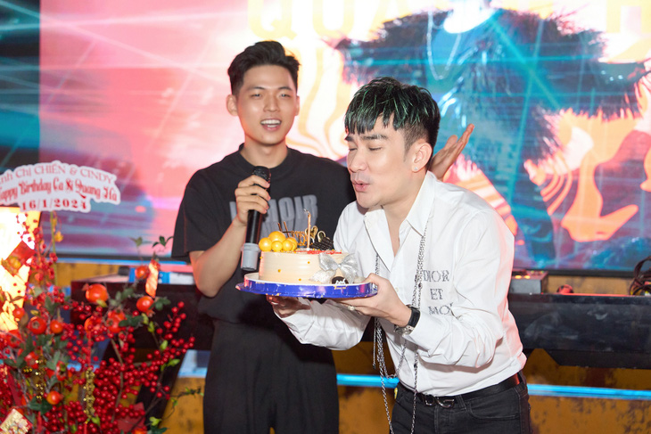 Quang Hà hạnh phúc trong tiệc sinh nhật bất ngờ 