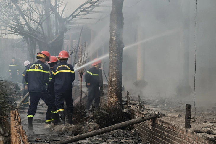Phòng Cảnh sát phòng cháy chữa cháy và cứu nạn, cứu hộ tiến hành dập lửa tại chùa Phật Quang - Ảnh: Công an tỉnh Hà Nam
