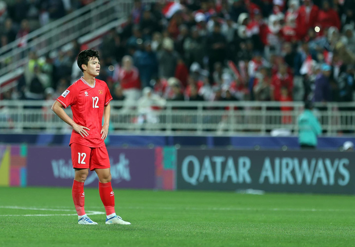 Nỗi thất vọng của các cầu thủ Việt Nam sau thất bại trước Indonesia - Ảnh: HOÀNG TUẤN