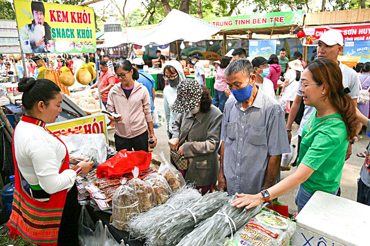 Người dân mua sắm ở lễ hội Tết Việt tại công viên Lê Văn Tám, TP.HCM - Ảnh: PHƯƠNG QUYÊN