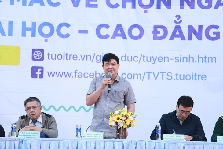 TS Nguyễn Mạnh Hùng - Vụ Giáo dục đại học (Bộ Giáo dục và Đào tạo), trả lời câu hỏi của học sinh - Ảnh: TRUNG TÂN