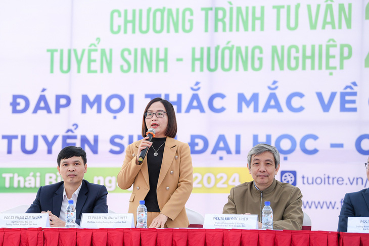 TS Phạm Thị Ánh Nguyệt, phó hiệu trưởng Trường ĐH Thái Bình, trả lời các thắc mắc của học sinh - Ảnh: NAM TRẦN