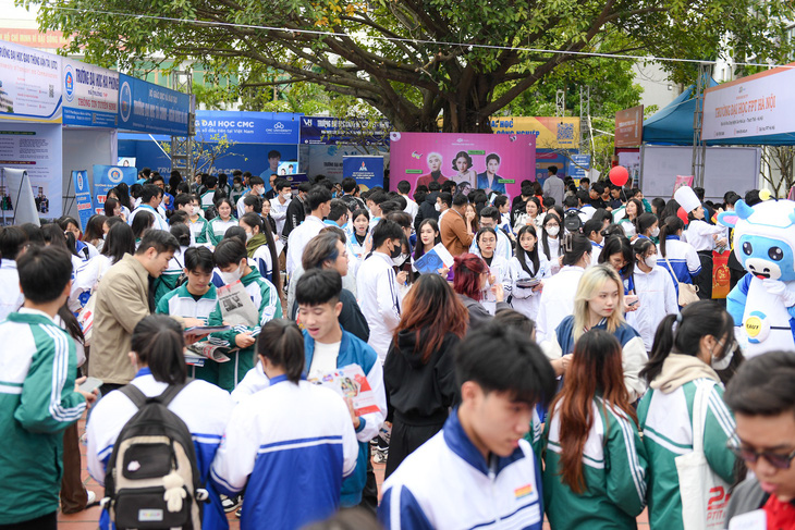 Học sinh dự chương trình tư vấn tuyển sinh - hướng nghiệp do báo Tuổi Trẻ phối hợp các đơn vị tổ chức tại Trường đại học Thái Bình (Tân Bình, TP Thái Bình) sáng 21-1 - Ảnh: NAM TRẦN