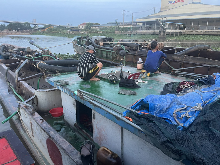 Chiếc tàu bị tạm giữ, bên hông có ký hiệu lạ chấm đỏ nghi dùng để làm ký hiệu - Ảnh: A.X