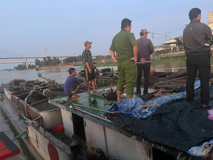 Cảnh sát liên tục bắt giữ tàu khai thác, vận chuyển cát trái phép trên sông Tiền - Ảnh: A.X