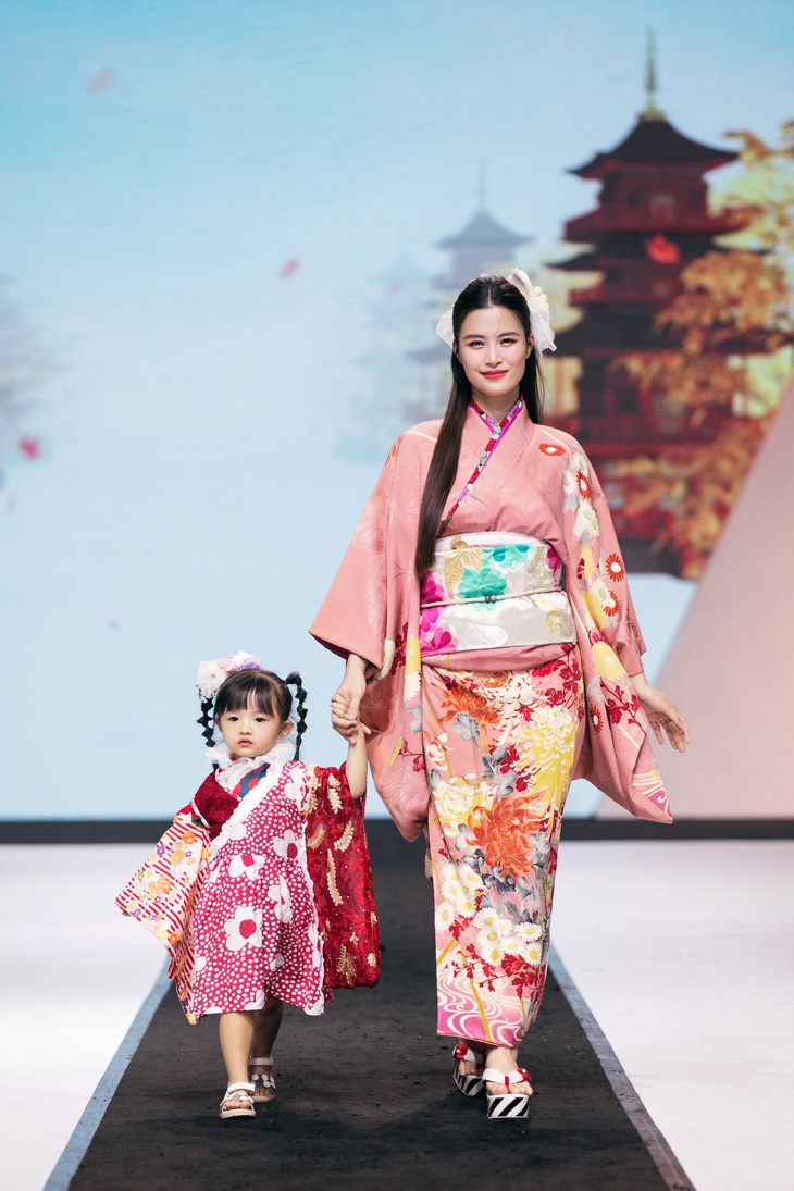 Đông Nhi nói vốn dĩ yêu thích mọi thứ của Nhật Bản, nhất là kimono và hơn nữa cô muốn có kỷ niệm đẹp cùng con gái Winnie.