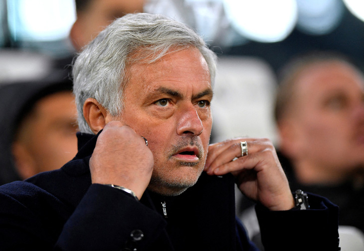 Mourinho bỏ ngỏ khả năng dẫn dắt Barcelona - Ảnh: REUTERS