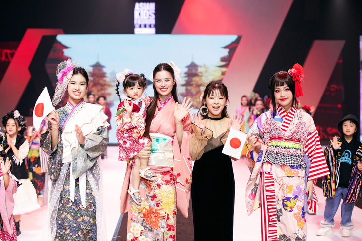 Hai bộ trang phục mà Đông Nhi và con gái mặc nằm trong BST Moemusisan từ nhà thiết kế Matsukawa Moeka, tái hiện nét truyền thống kimono.