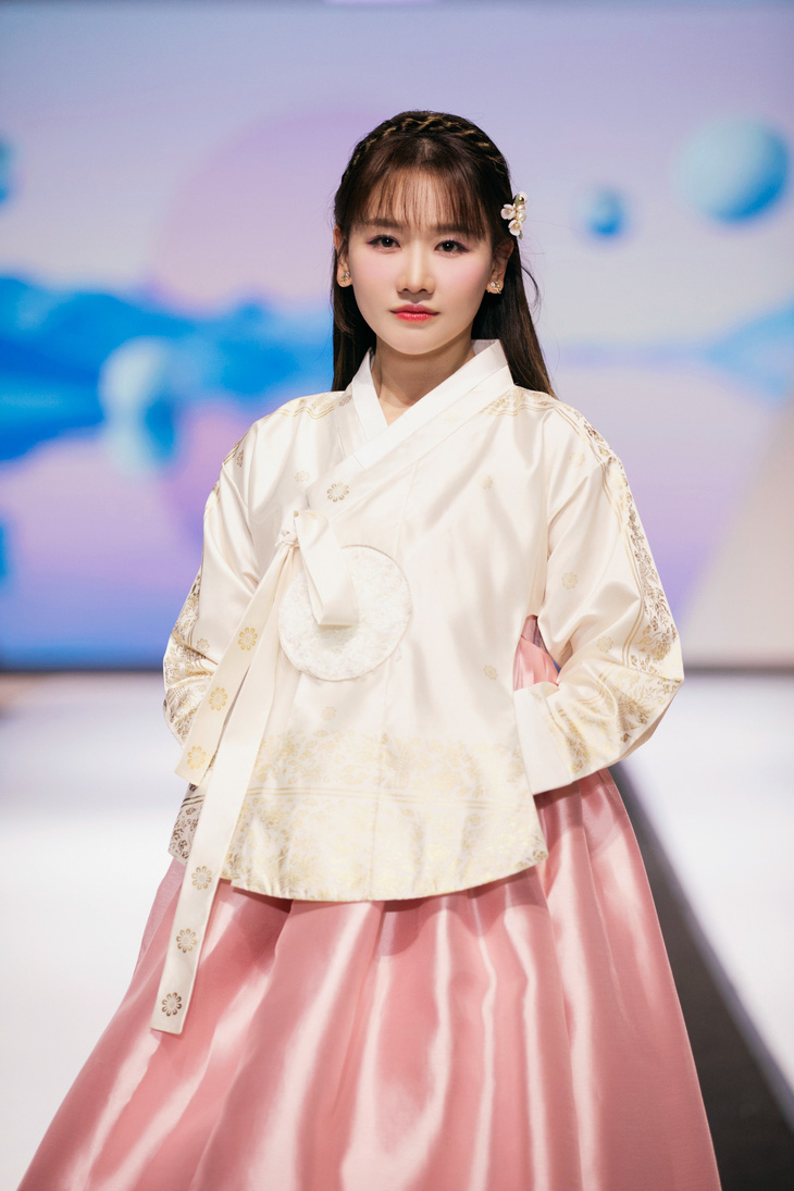 Lần gần nhất, hồi tháng 11 cô cũng tham gia Asian Kids Fashion Week 6 tại Seoul. Tối qua, Hari Won nhẹ nhàng, khoan thai khi khoác lên mình bộ trang phục truyền thống Hàn Quốc.