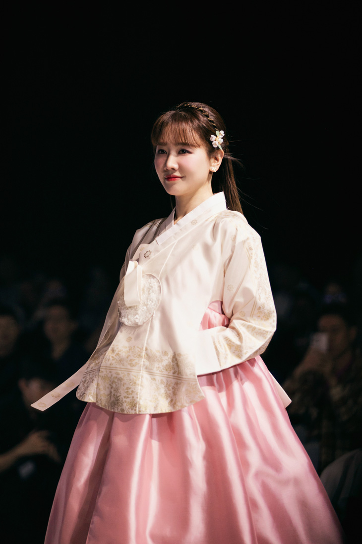 Sự kiện cũng có sự xuất hiện của ca sĩ Hari Won - bà xã diễn viên Trấn Thành. Từng nhiều lần nhận lời mời trình diễn thời trang, cô không còn bỡ ngỡ khi sải bước trên sàn runway.