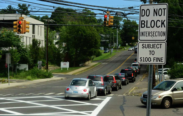 Biển cấm chặn giao lộ (phần được kẻ khung) cùng mức phạt tại thành phố Norwalk, bang Connecticut (Mỹ)