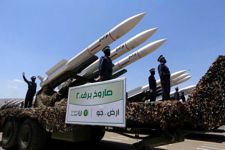 Lực lượng Houthi phô diễn vũ khí trong cuộc diễu binh ở thủ đô Sanaa của Yemen vào tháng 9-2023 - Ảnh: AFP
